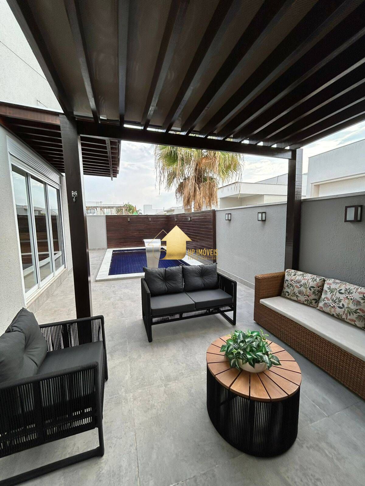 Casa de Condomínio à venda com 3 quartos, 243m² - Foto 1
