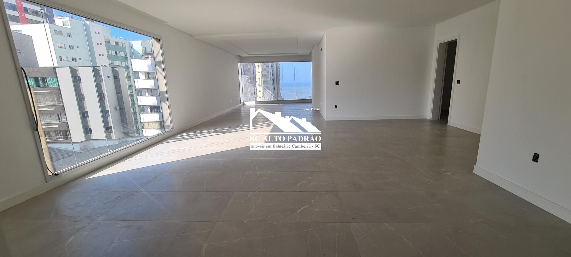 Apartamento à venda com 4 quartos, 221m² - Foto 1