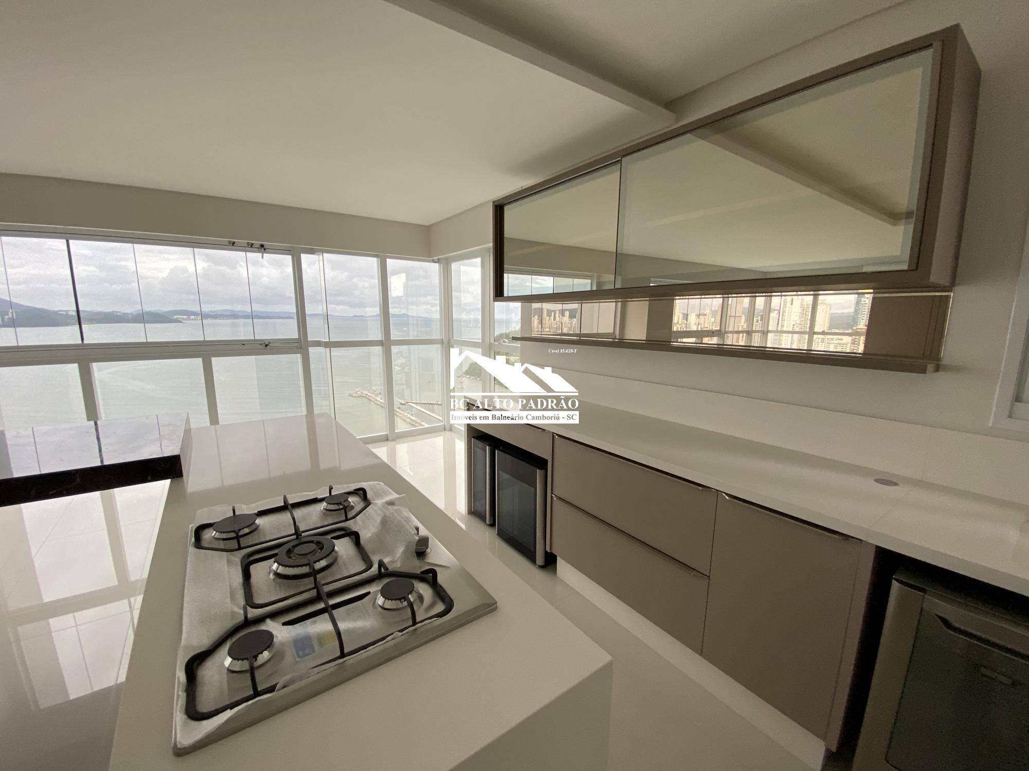 Apartamento à venda com 4 quartos, 237m² - Foto 1