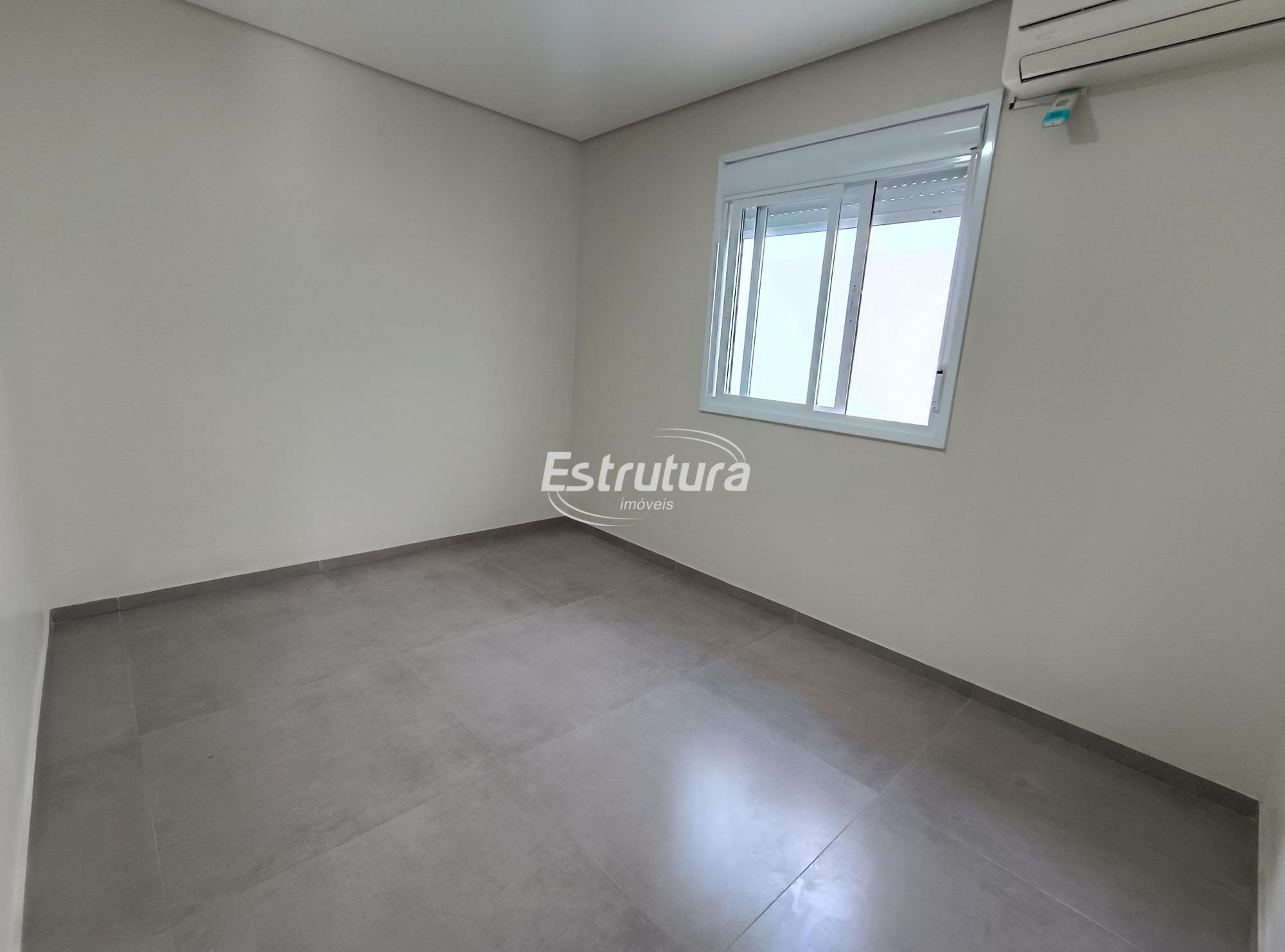 Belíssima casa toda reformada na Tancredo Neves com 4 dormitórios