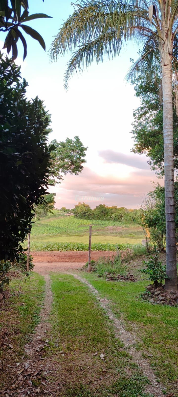 Chácara com açude e casa de madeira — tranquilidade no inter