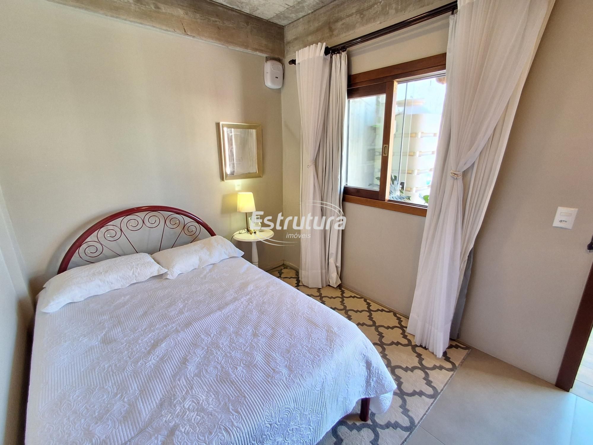 Casa de 4 Dormitórios com piscina