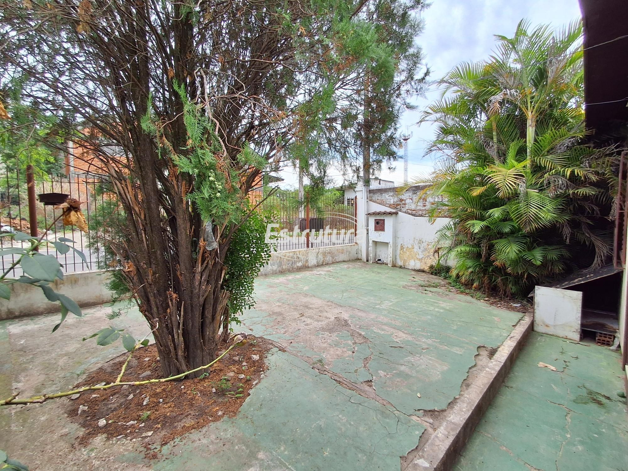 Casa com pátio no bairro Urlandia