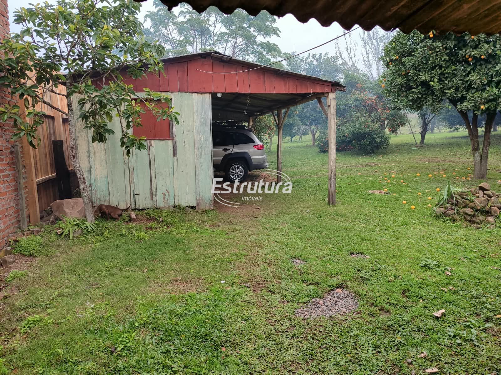 Chácara com açude e casa de madeira — tranquilidade no inter