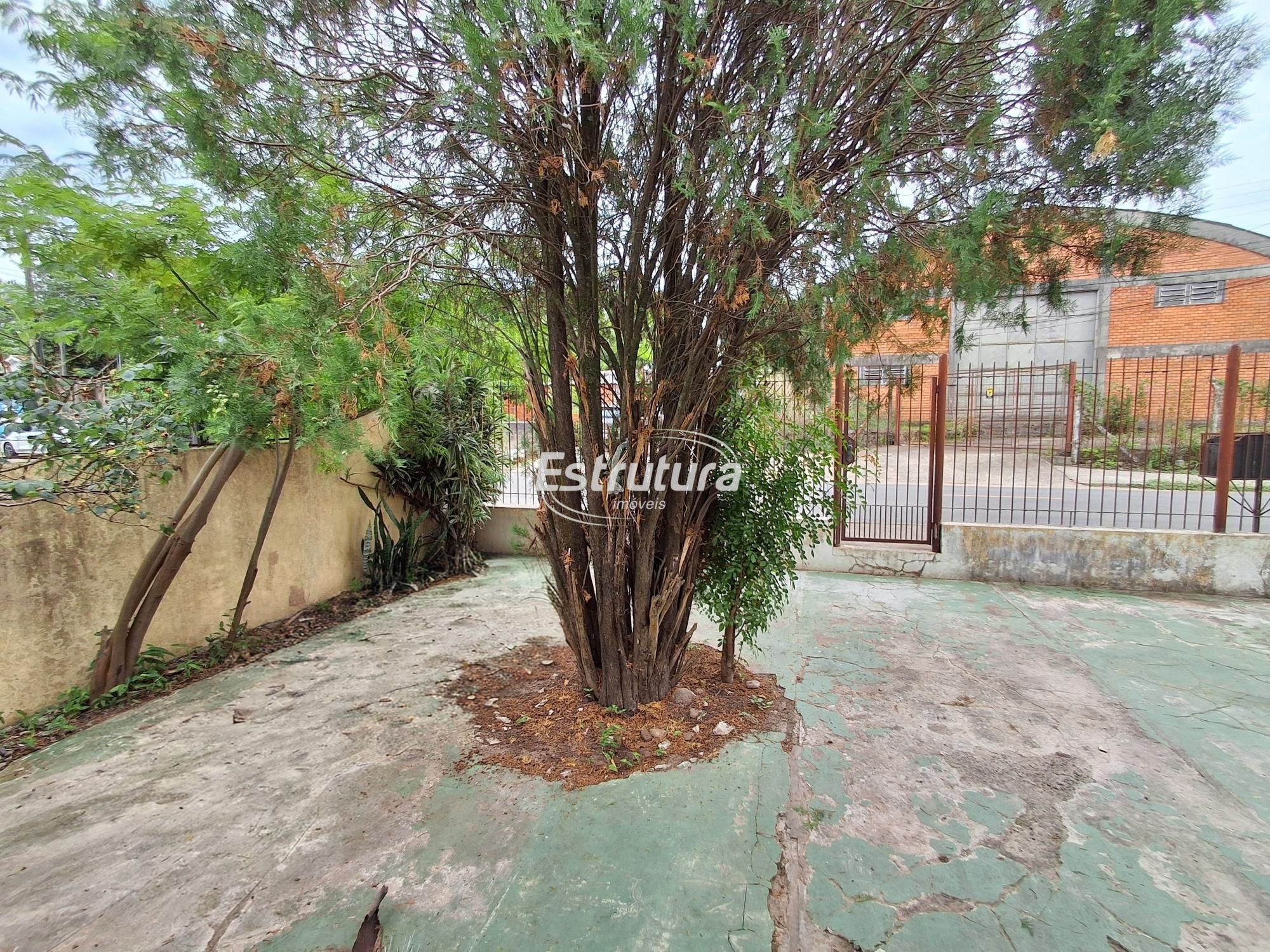 Casa com pátio no bairro Urlandia