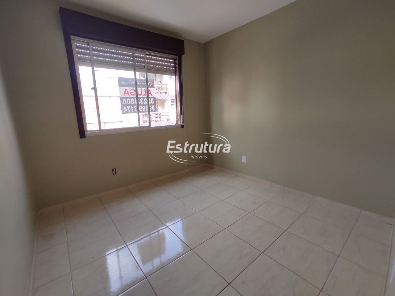 Apartamento semimobiliado com suíte e garagem