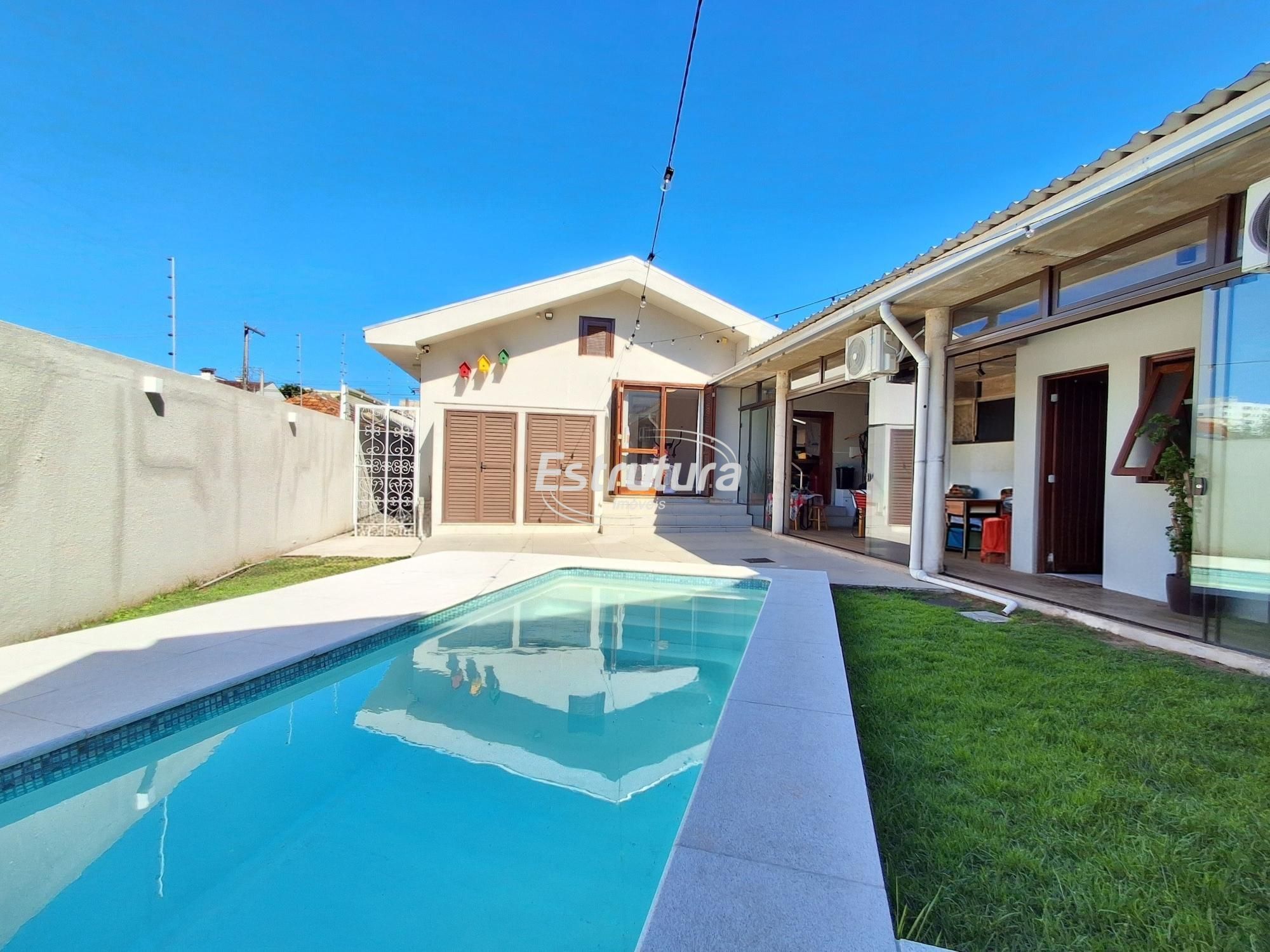 Casa de 4 Dormitórios com piscina