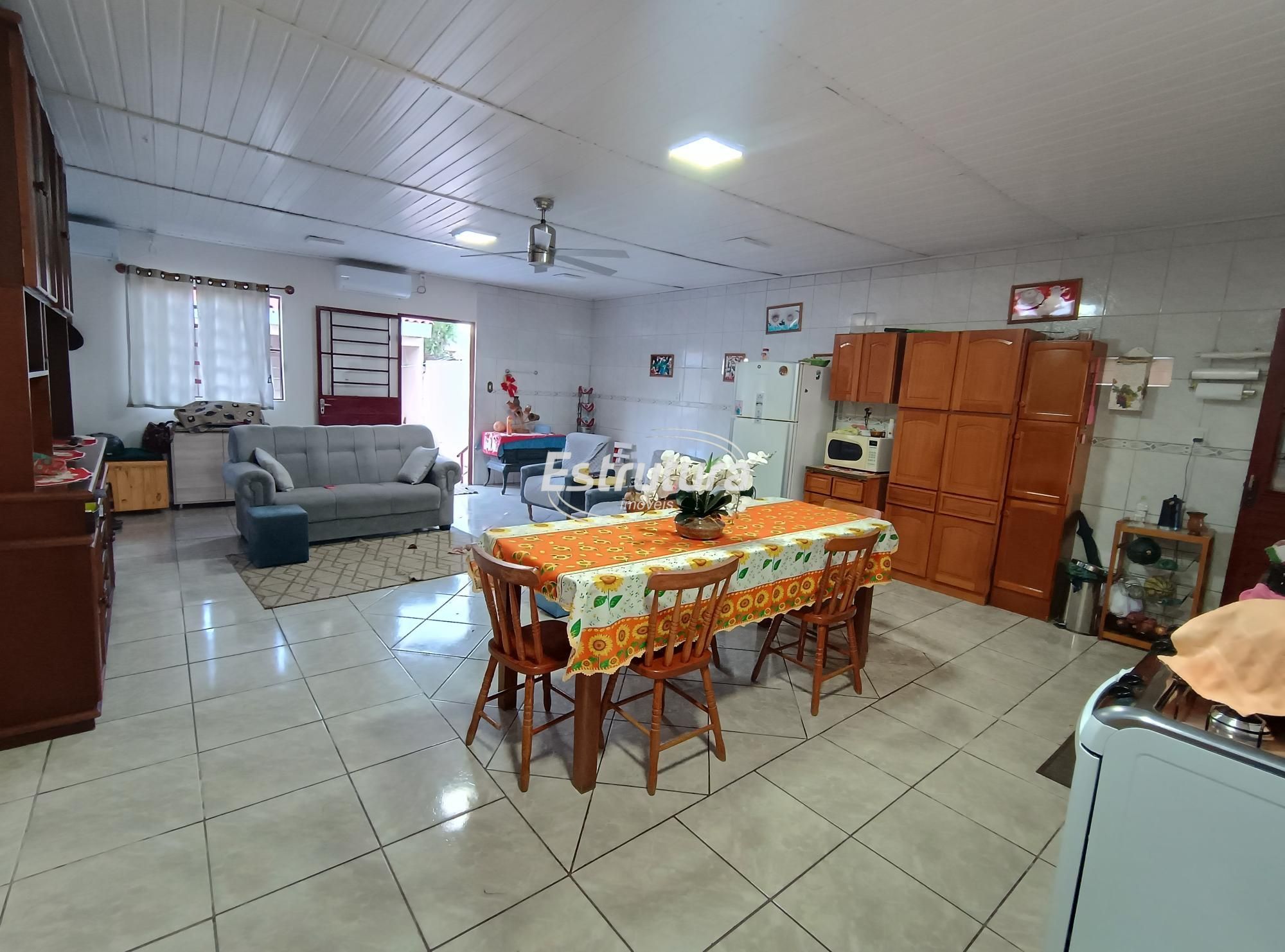 Casa à Venda no Bairro Juscelino Kubitschek – com 3 dormitórios sendo um suíte.