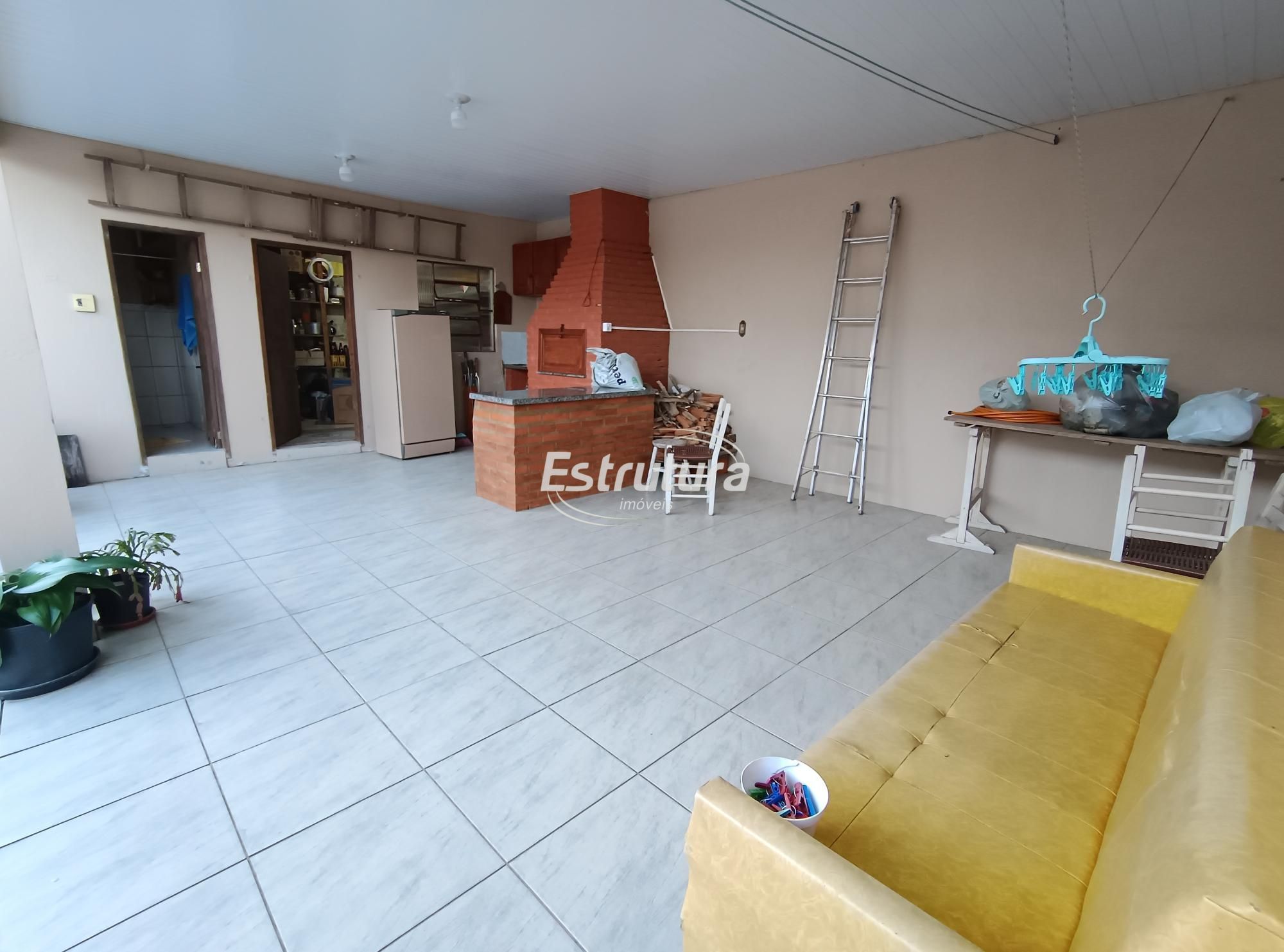 Casa à Venda no Bairro Juscelino Kubitschek – com 3 dormitórios sendo um suíte.