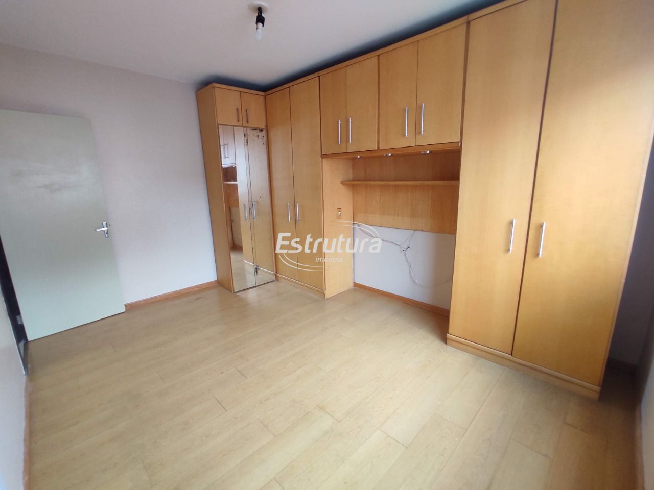 Apartamento semimobiliado com suíte e garagem