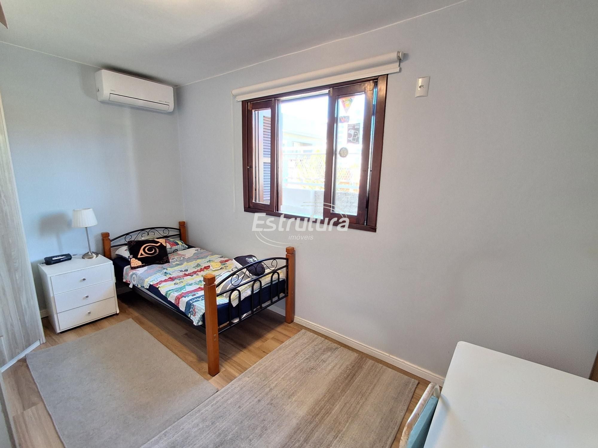 Casa de 4 Dormitórios com piscina