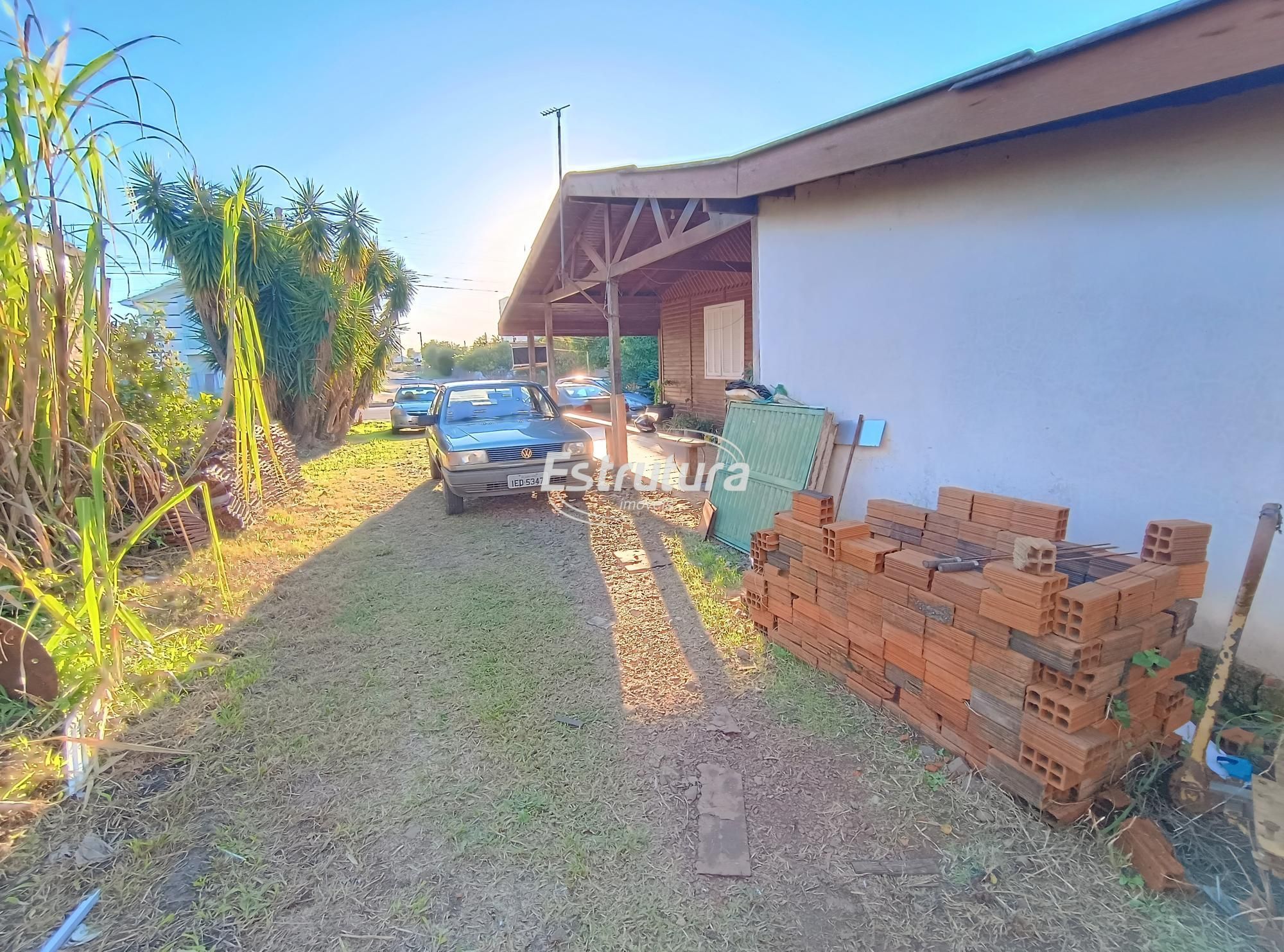 Chalé com dois dormitórios e Terreno Grande Ideal para construir condomínio Regi