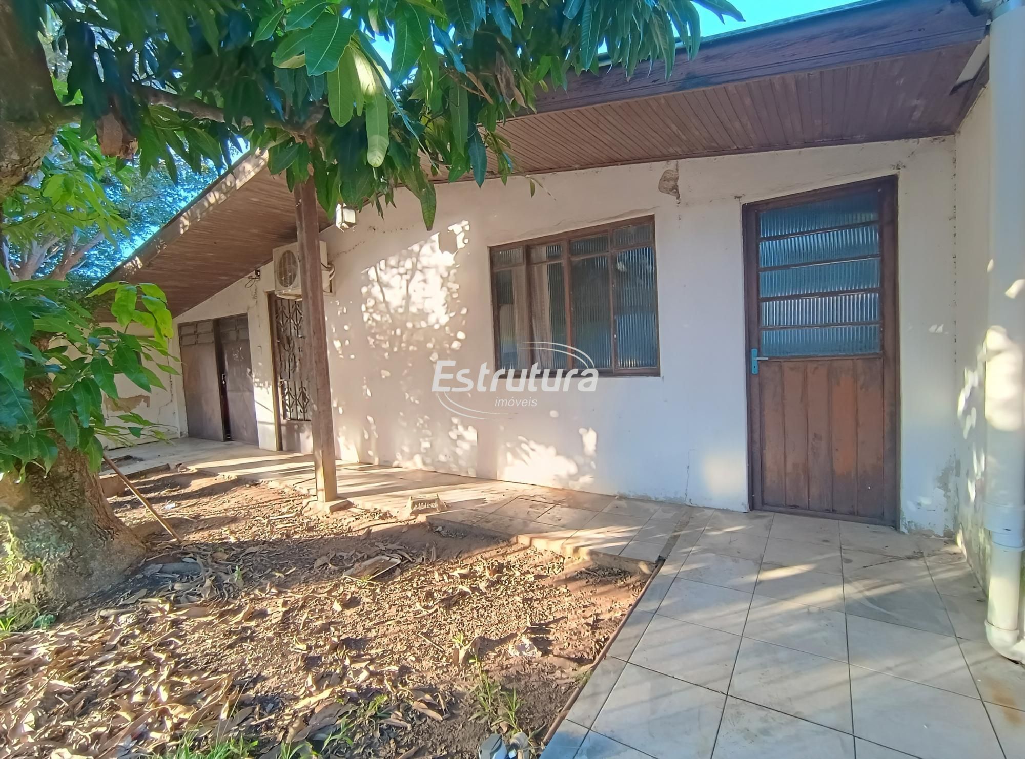 Casa com dois dormitórios e excelente localização para vender na Tancredo Neves
