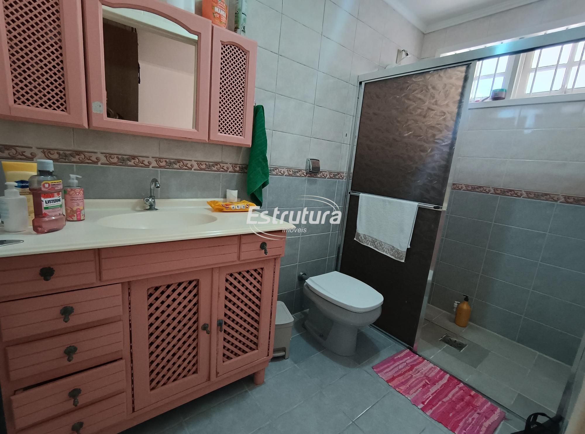 Belíssima casa na tancredo neves com 3 dormitórios sendo 1 s