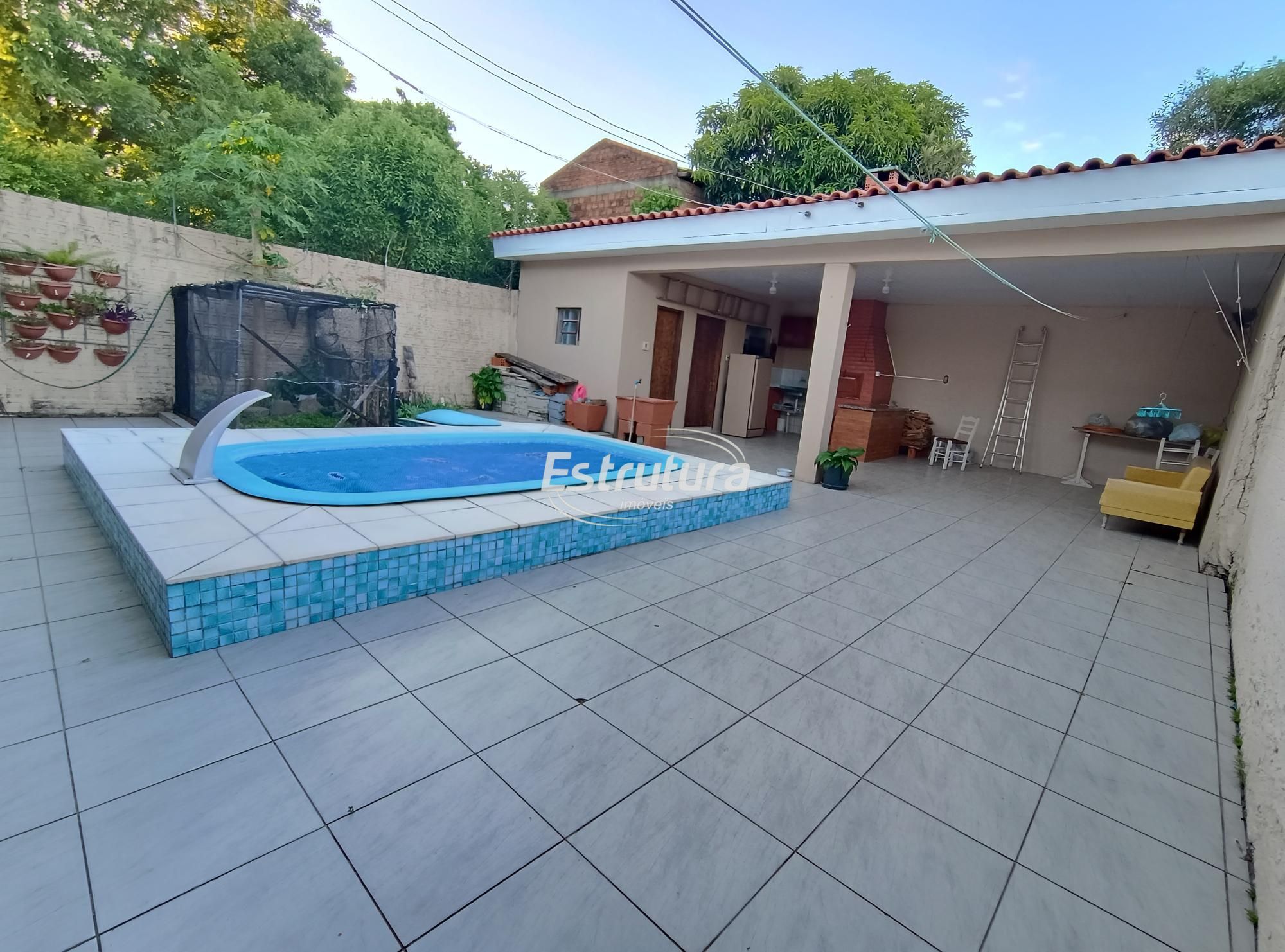 Casa à Venda no Bairro Juscelino Kubitschek – com 3 dormitórios sendo um suíte.