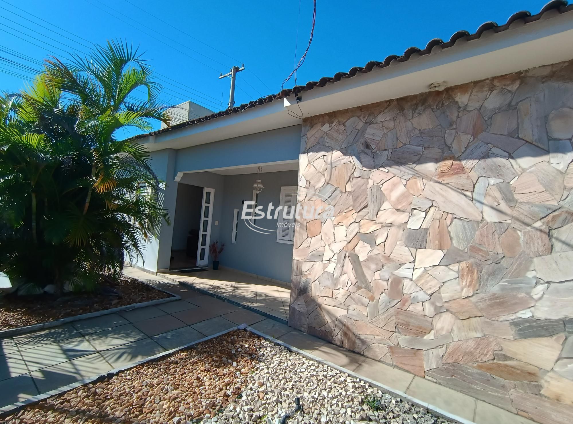 Belíssima casa na tancredo neves com 3 dormitórios sendo 1 s