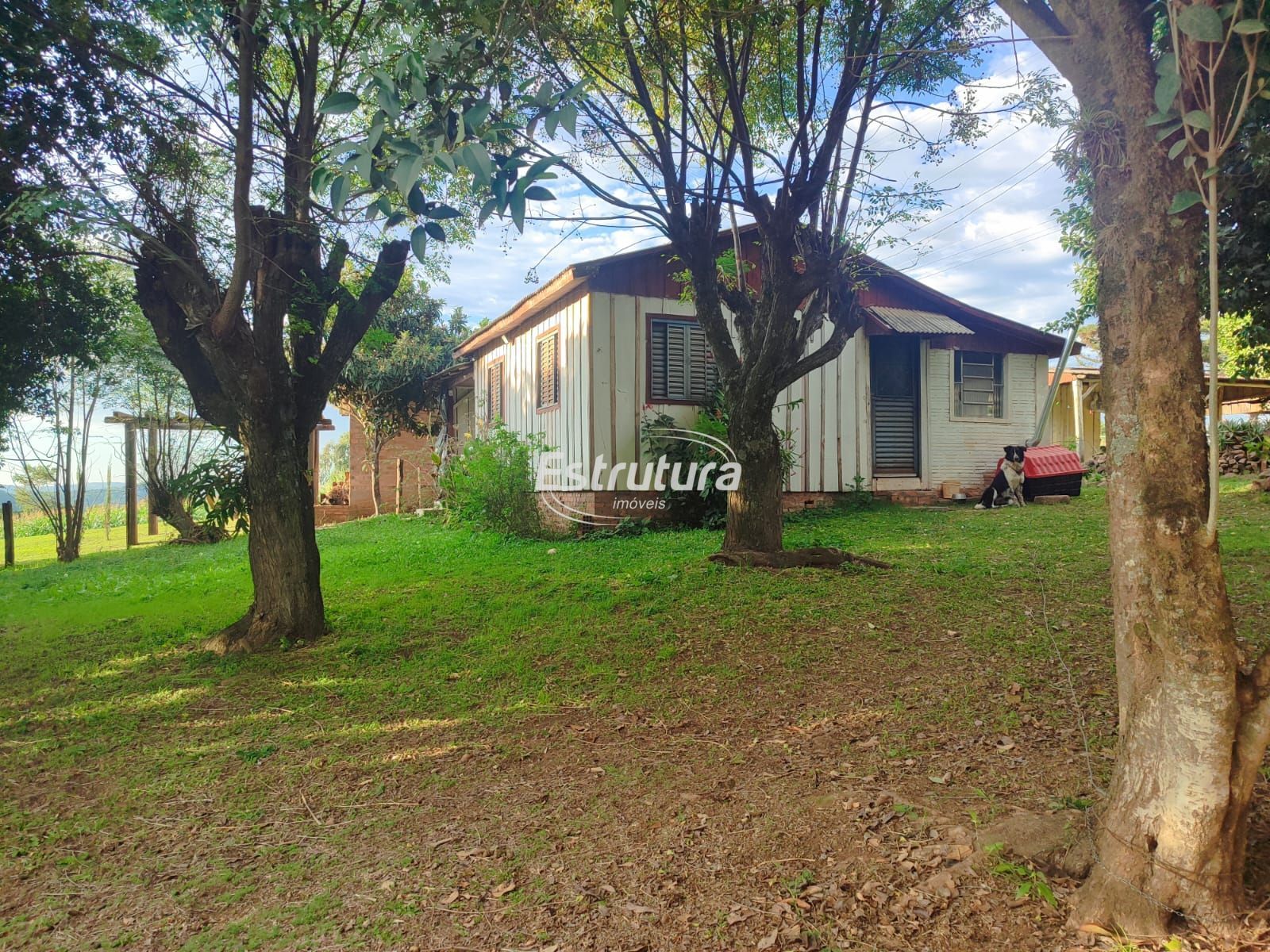 Chácara com açude e casa de madeira — tranquilidade no inter