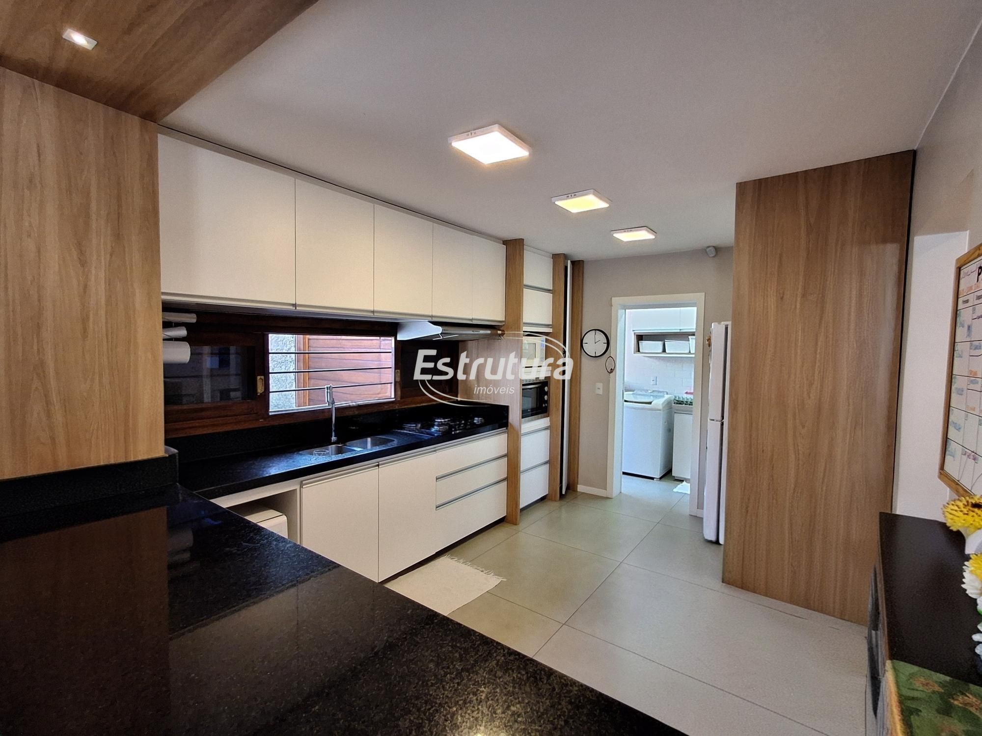 Casa de 4 Dormitórios com piscina