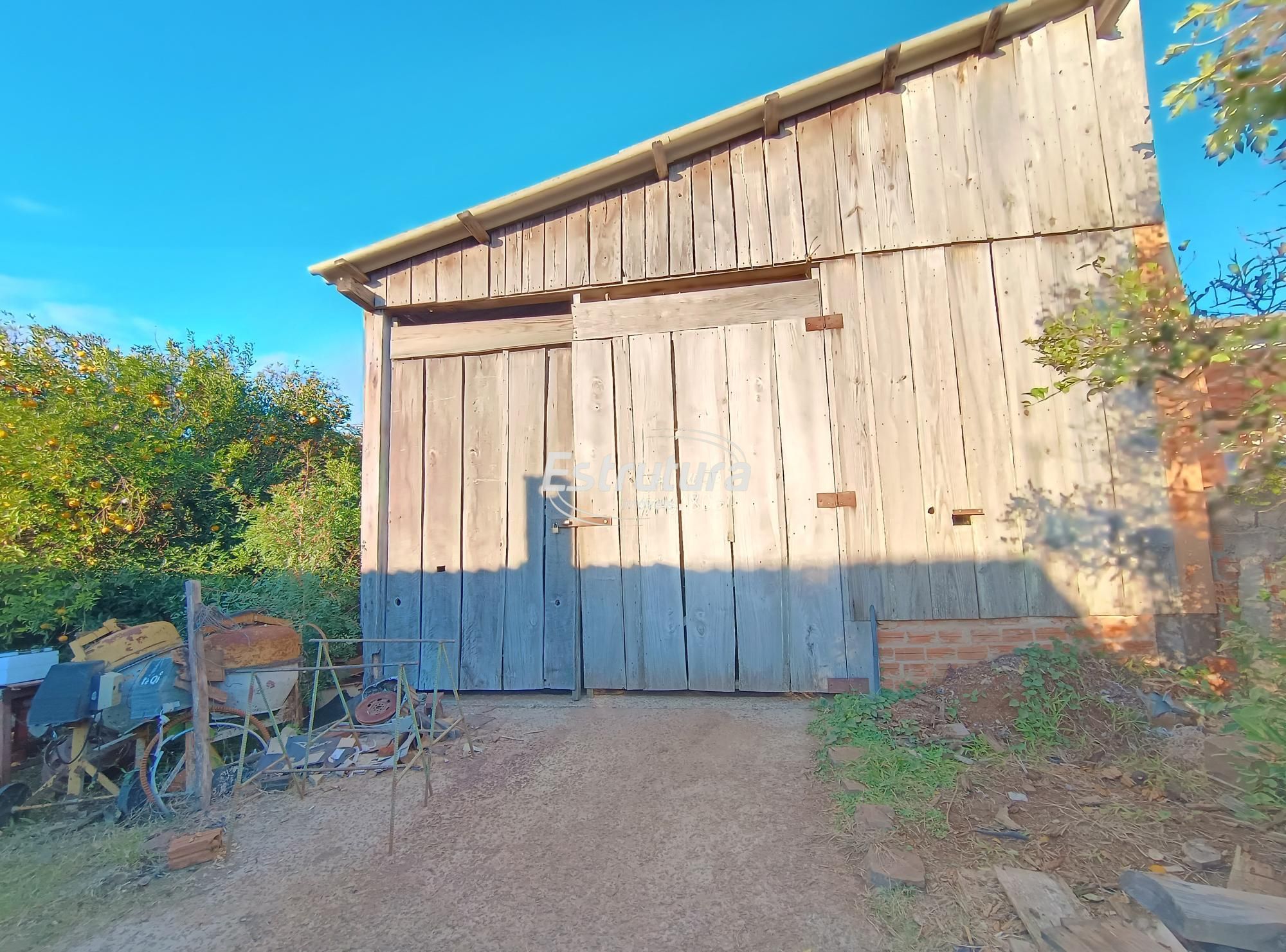 Chalé com dois dormitórios e Terreno Grande Ideal para construir condomínio Regi