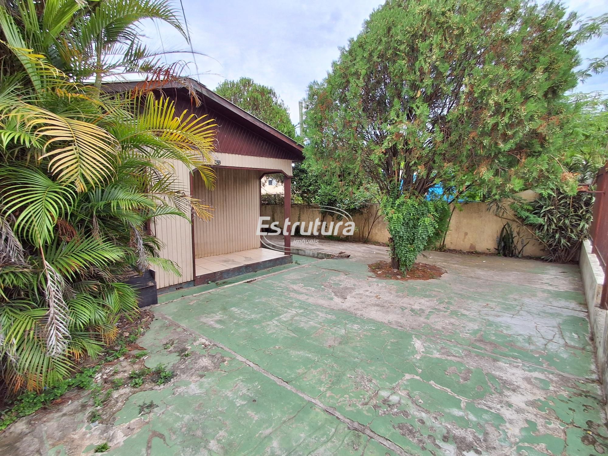 Casa com pátio no bairro Urlandia