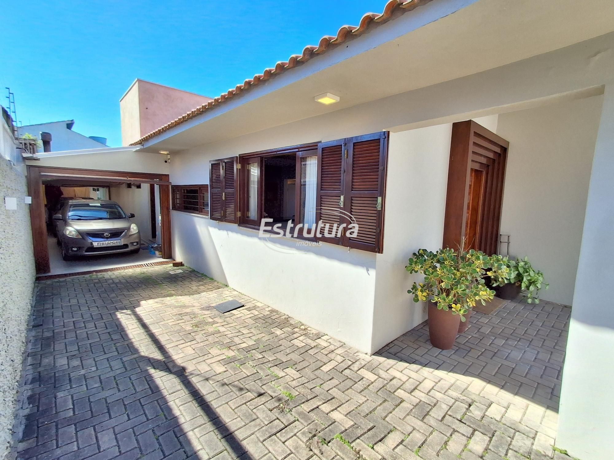 Casa de 4 Dormitórios com piscina