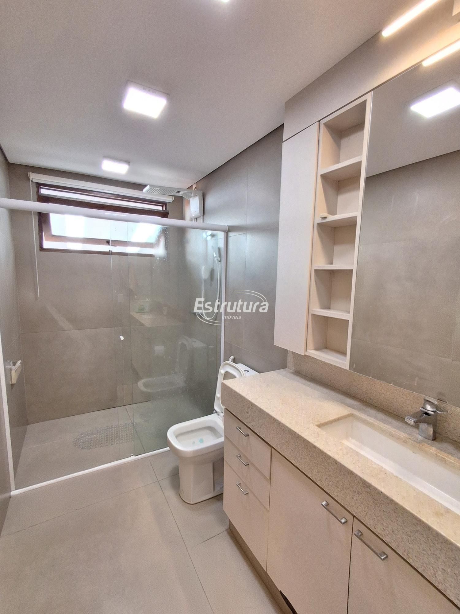 Casa de 4 Dormitórios com piscina