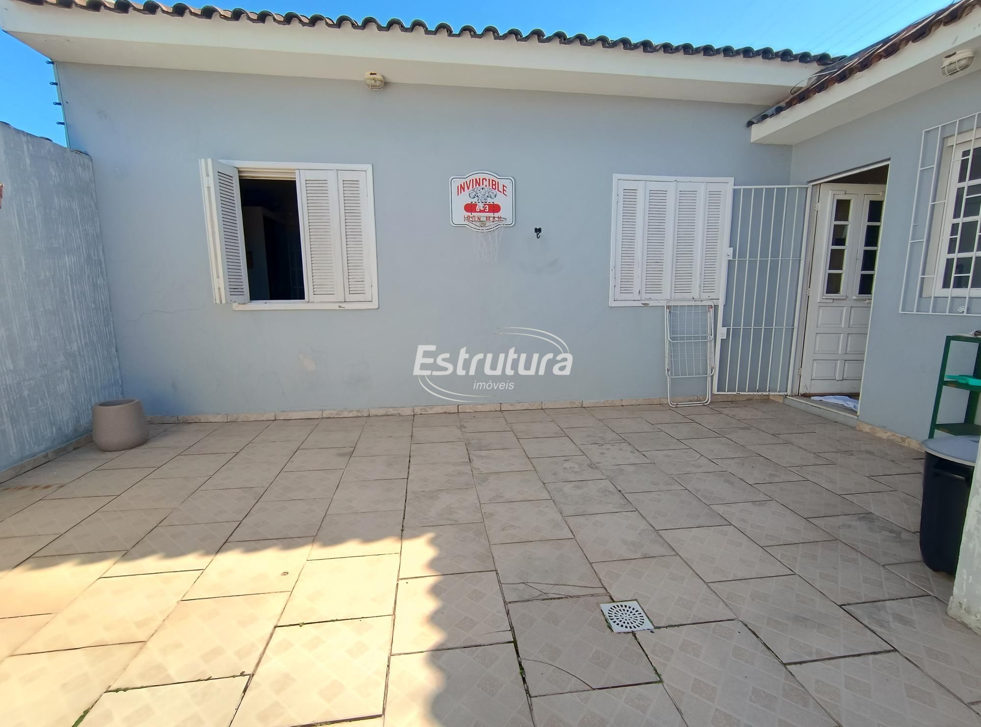 Belíssima casa na tancredo neves com 3 dormitórios sendo 1 s