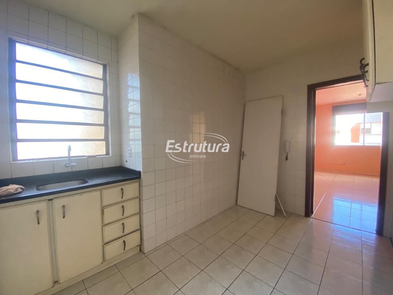 Apartamento semimobiliado com suíte e garagem