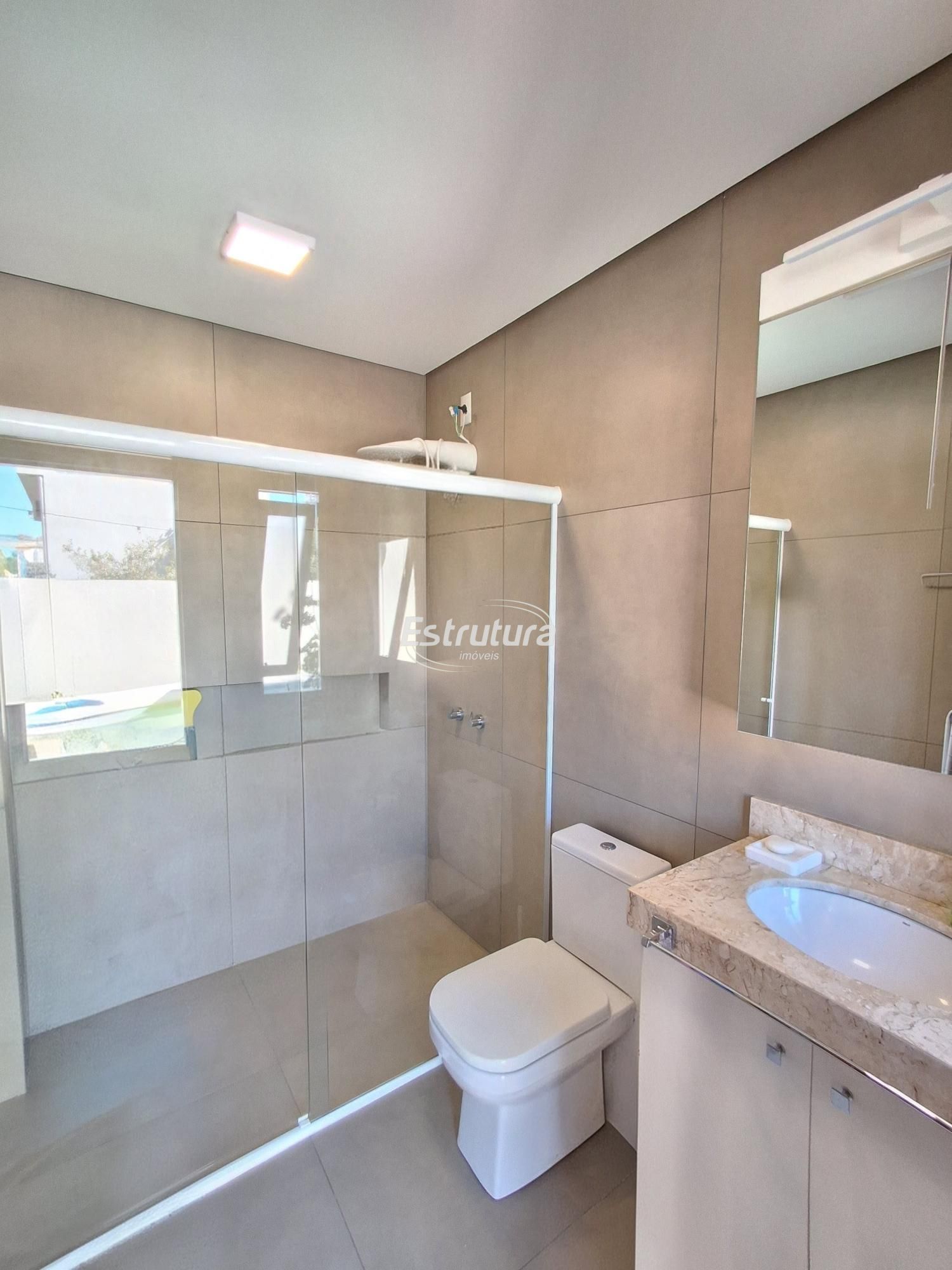 Casa de 4 Dormitórios com piscina