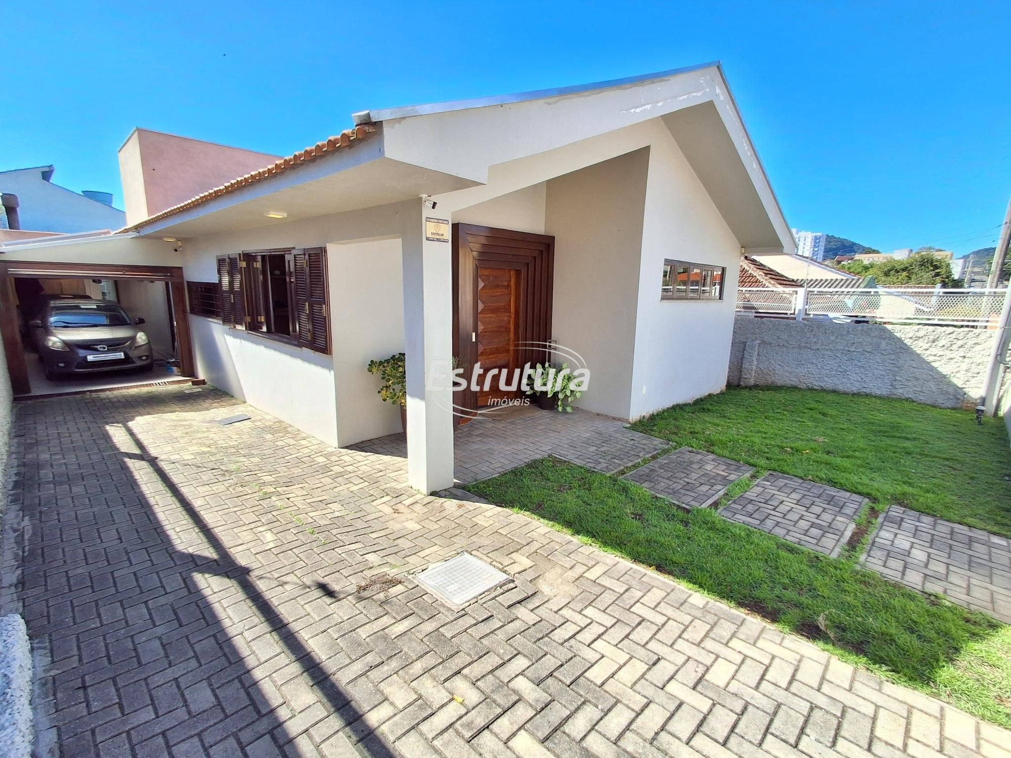 Casa de 4 Dormitórios com piscina