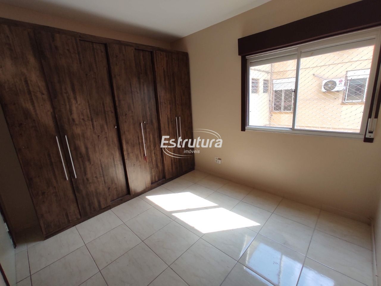 Apartamento semimobiliado com suíte e garagem