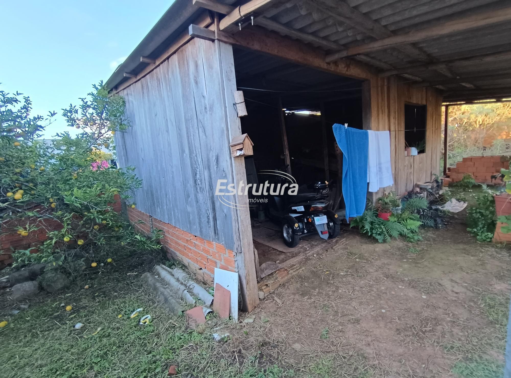 Chalé com dois dormitórios e Terreno Grande Ideal para construir condomínio Regi