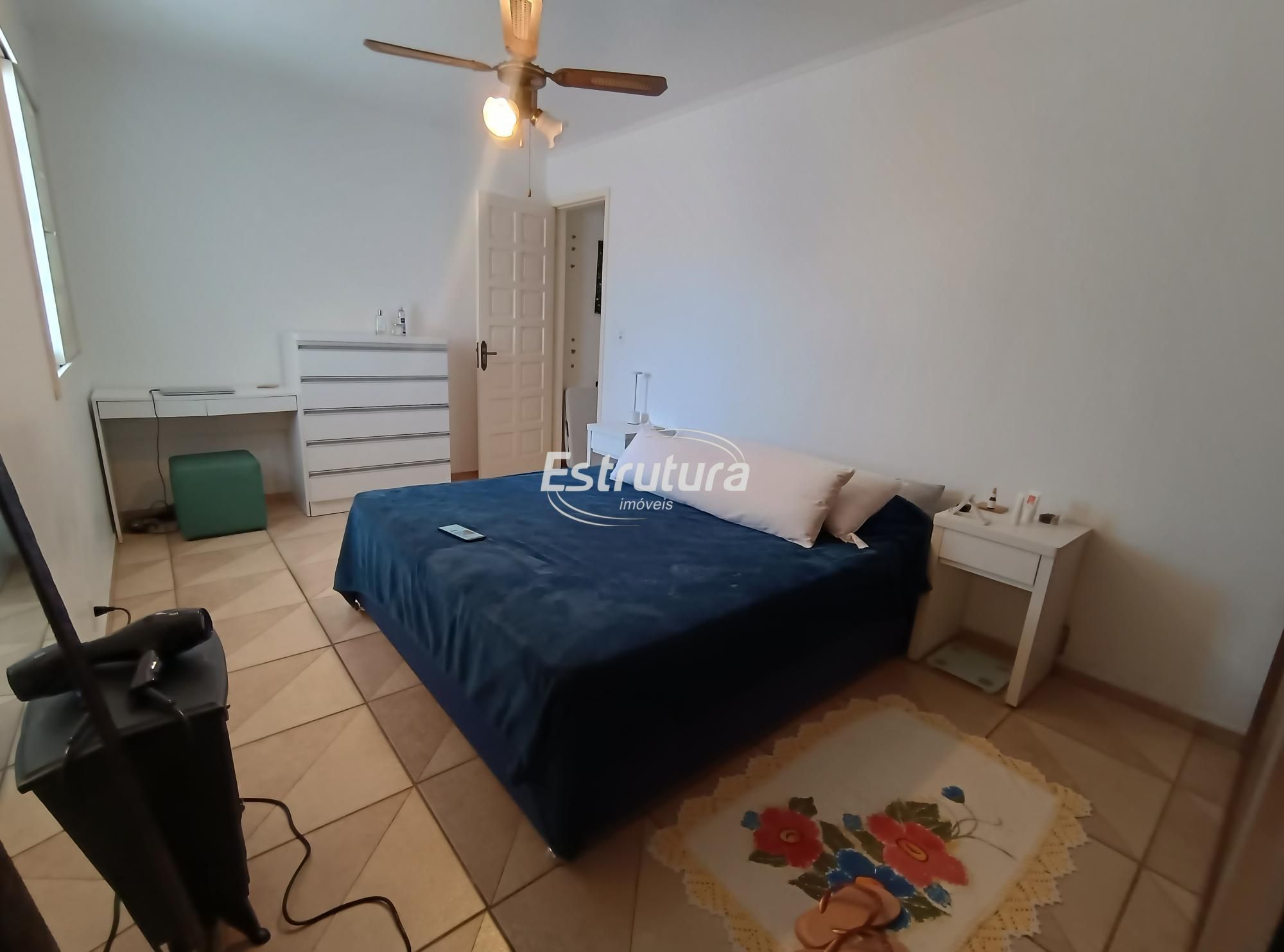 Belíssima casa na tancredo neves com 3 dormitórios sendo 1 s