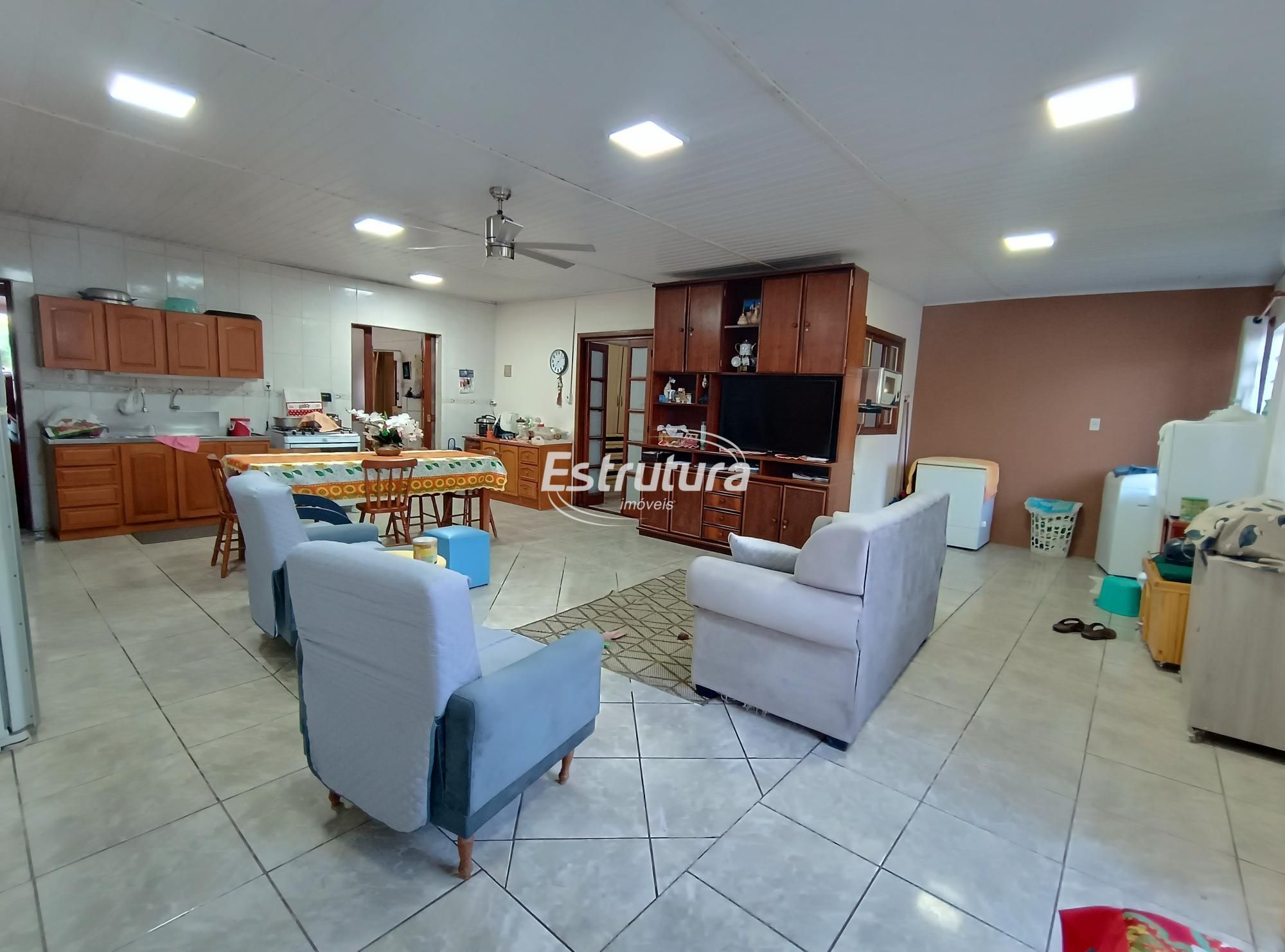 Casa à Venda no Bairro Juscelino Kubitschek – com 3 dormitórios sendo um suíte.