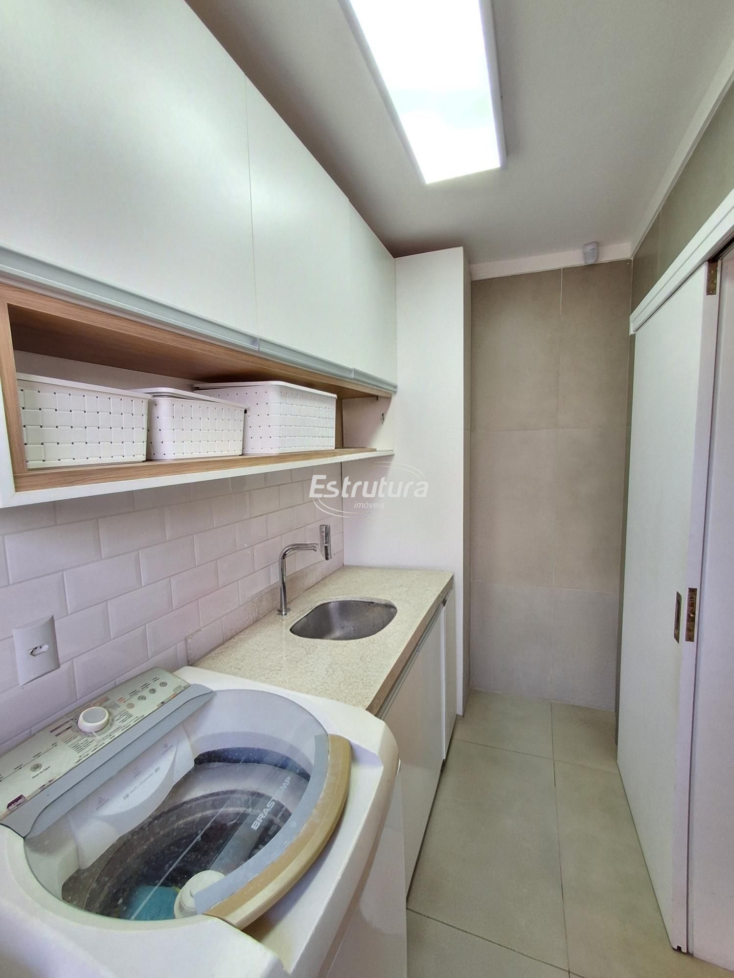Casa de 4 Dormitórios com piscina