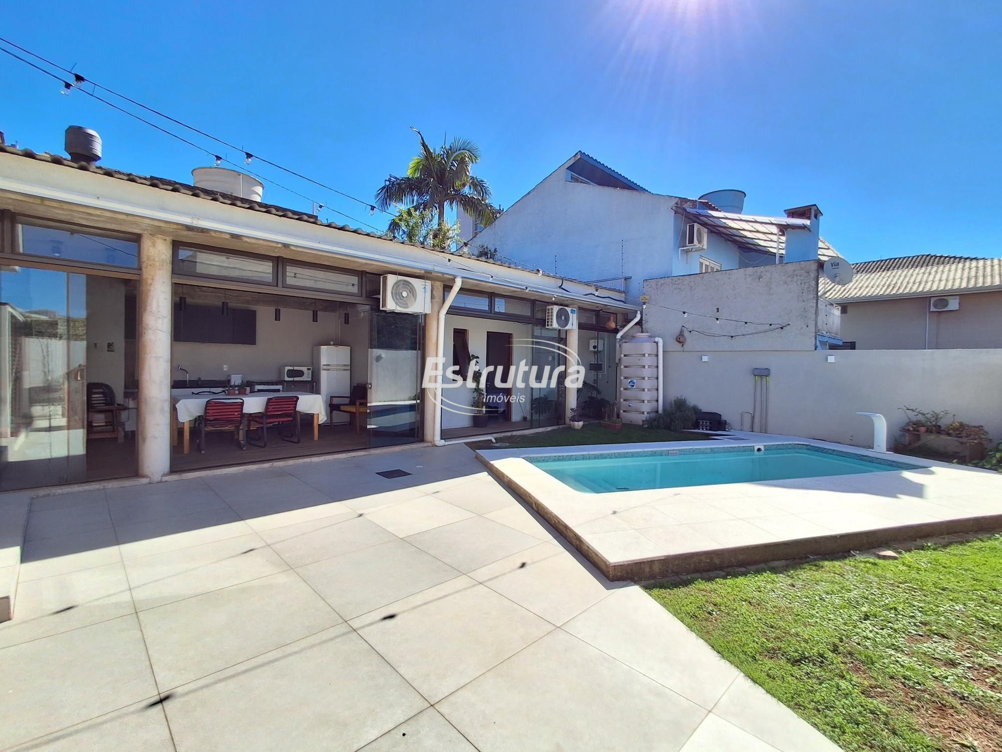 Casa de 4 Dormitórios com piscina