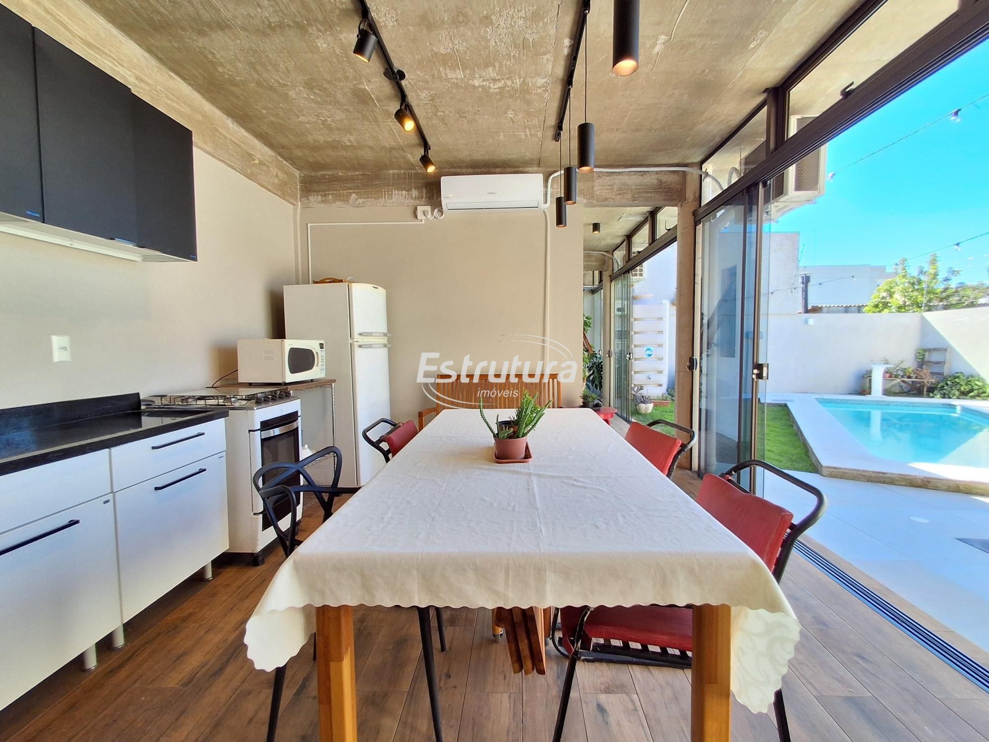 Casa de 4 Dormitórios com piscina