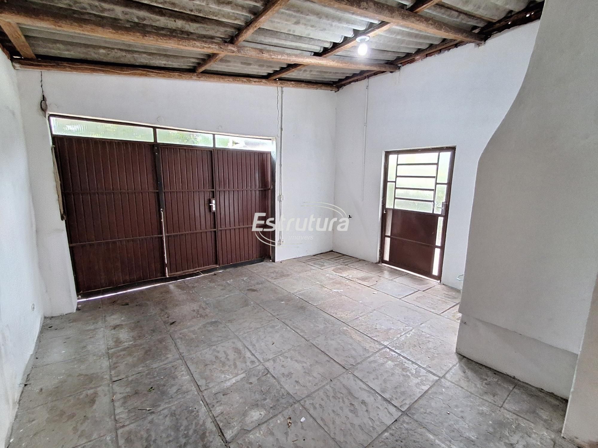 Casa com pátio no bairro urlandia