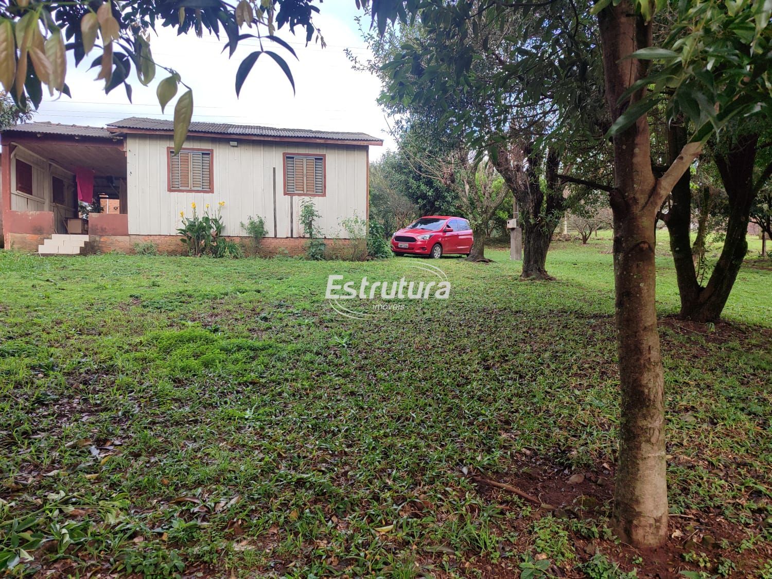 Chácara com açude e casa de madeira — tranquilidade no inter