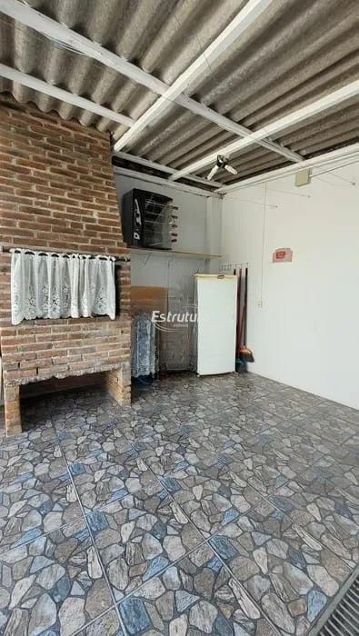 Linda casa na Tancredo Neves com dois dormitórios sendo um suíte