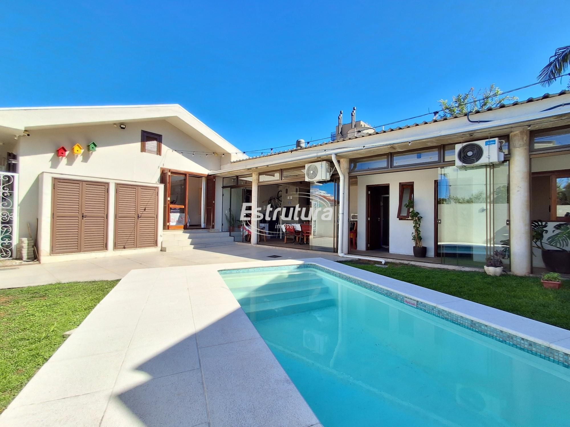 Casa de 4 Dormitórios com piscina