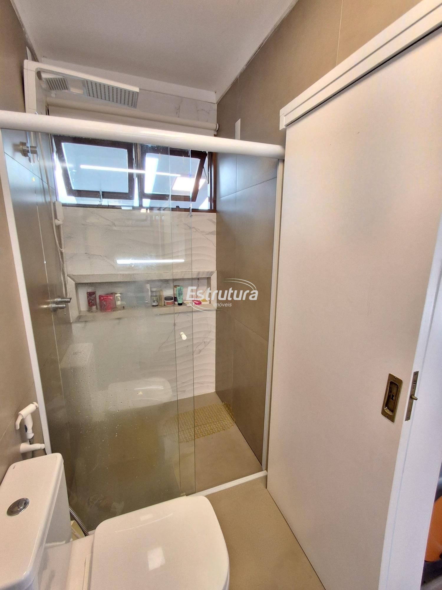 Casa de 4 Dormitórios com piscina