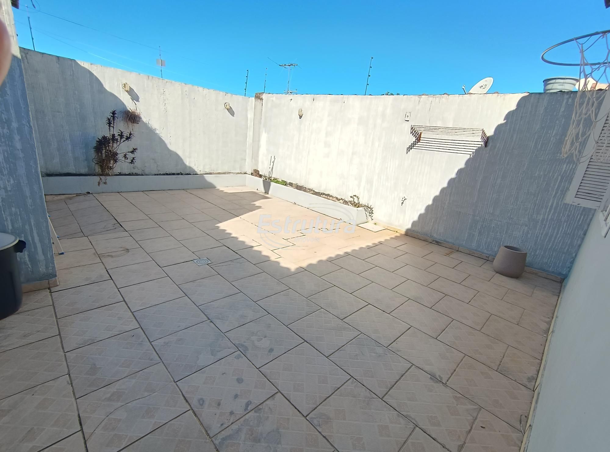 Belíssima casa na tancredo neves com 3 dormitórios sendo 1 s