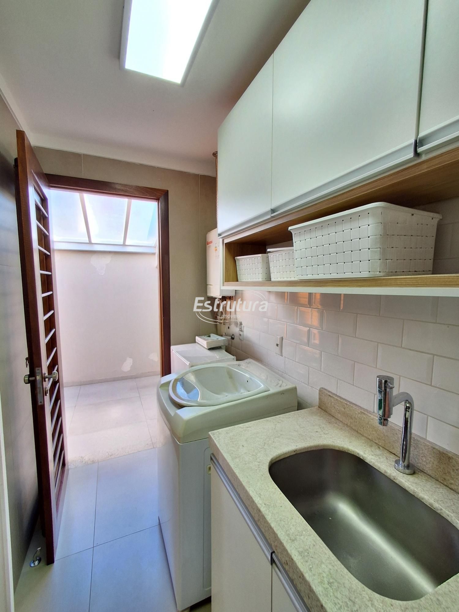 Casa de 4 Dormitórios com piscina