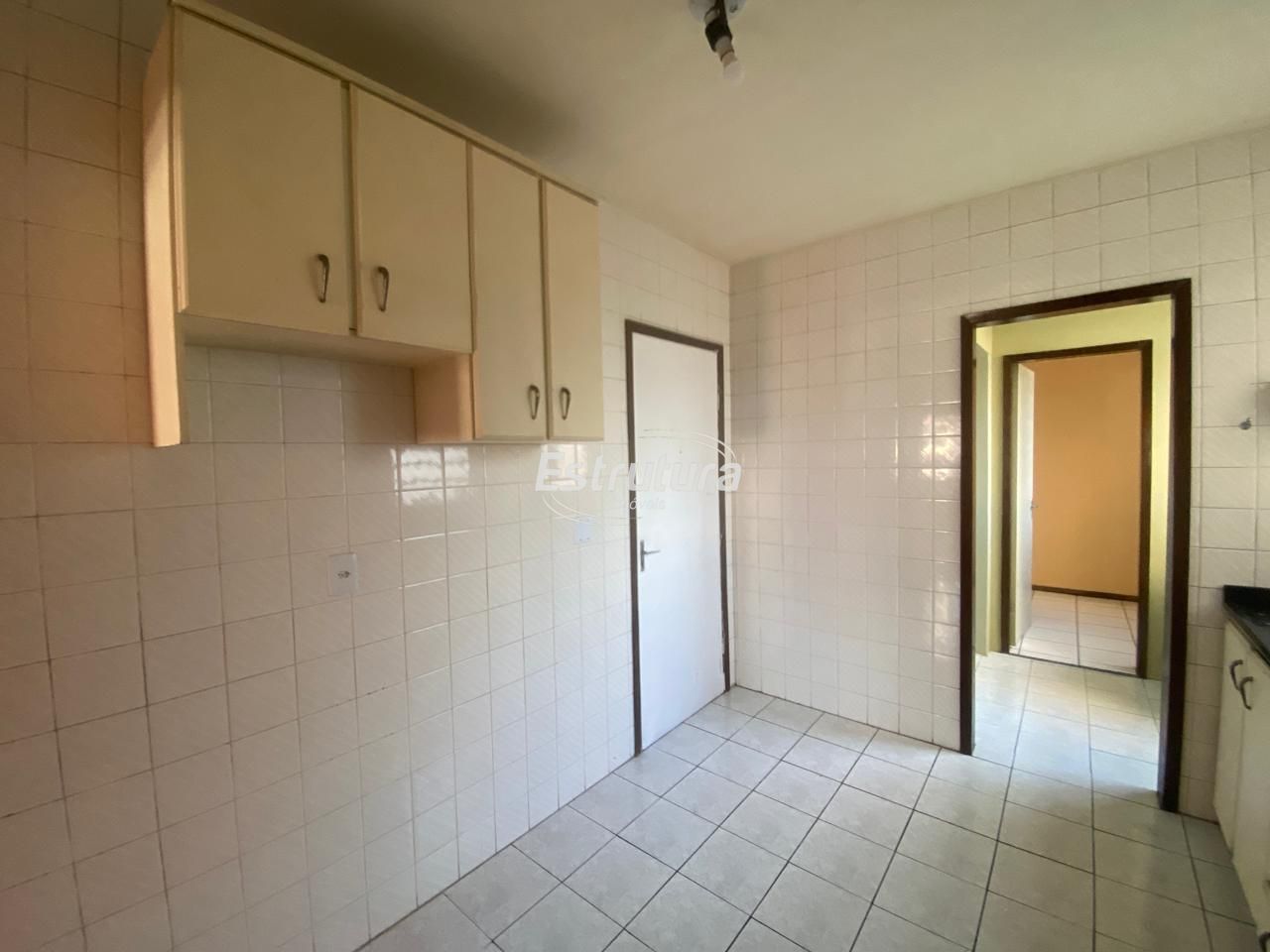 Apartamento semimobiliado com suíte e garagem
