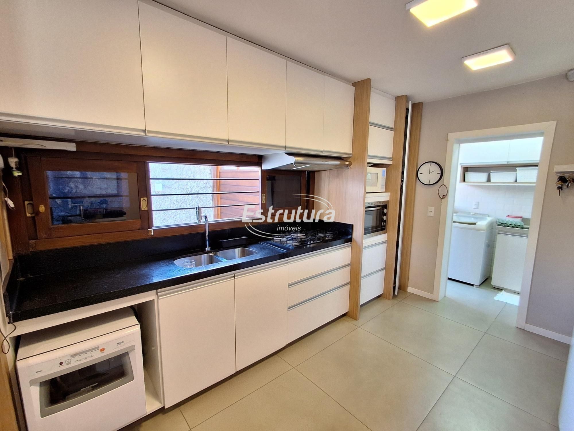 Casa de 4 Dormitórios com piscina