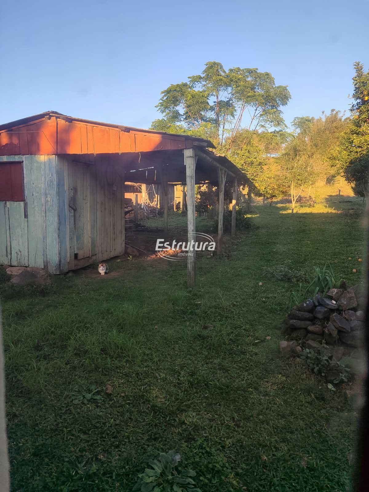 Chácara com açude e casa de madeira — tranquilidade no inter