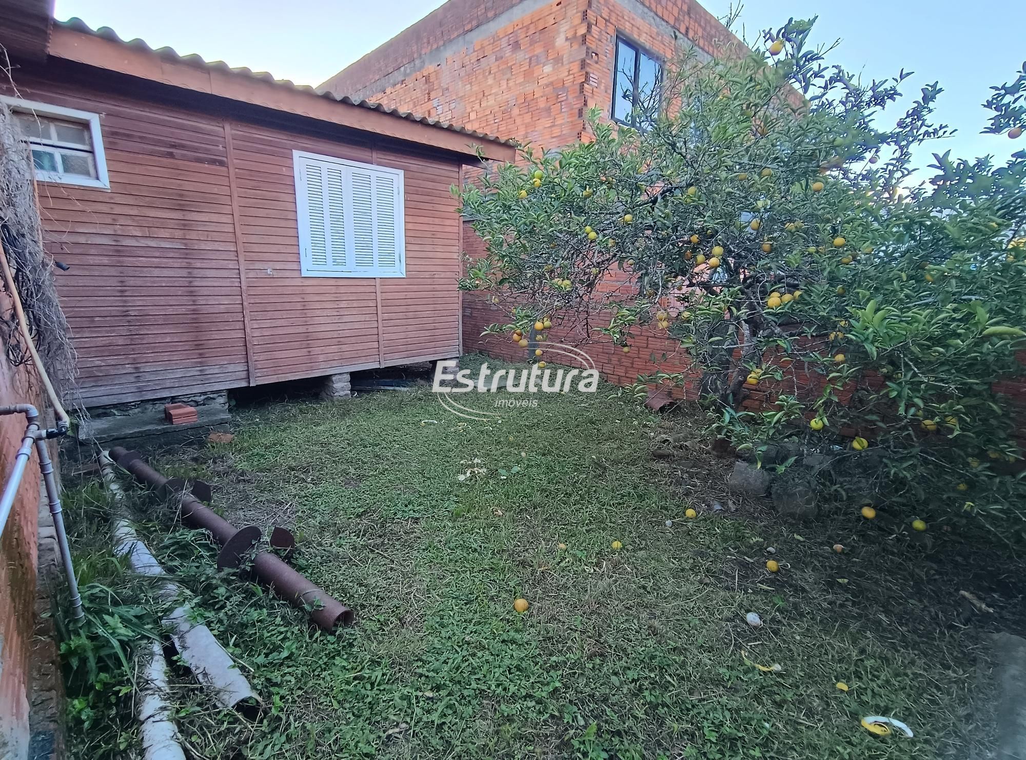 Chalé com dois dormitórios e Terreno Grande Ideal para construir condomínio Regi