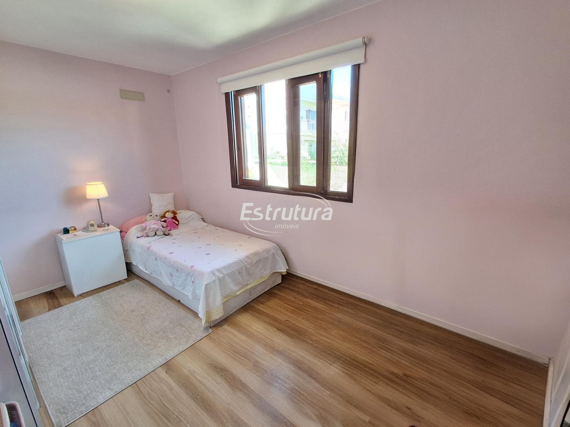 Casa de 4 Dormitórios com piscina