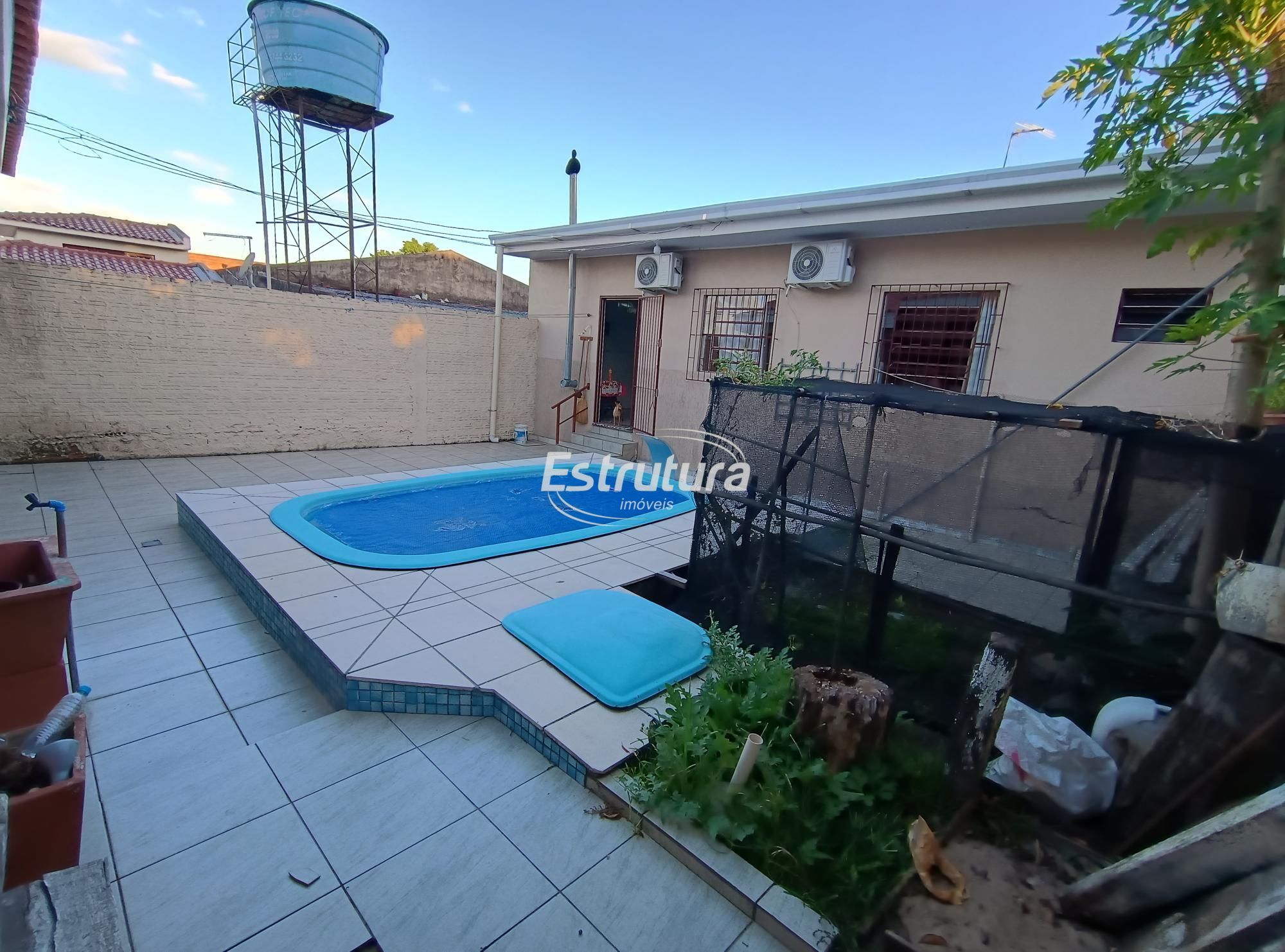 Casa à Venda no Bairro Juscelino Kubitschek – com 3 dormitórios sendo um suíte.